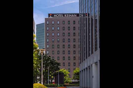 建物西面（遠景）　©(株)伸和