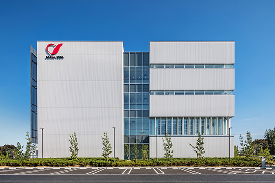 西面外観　-機能とファサードの整合-　©(株)伸和