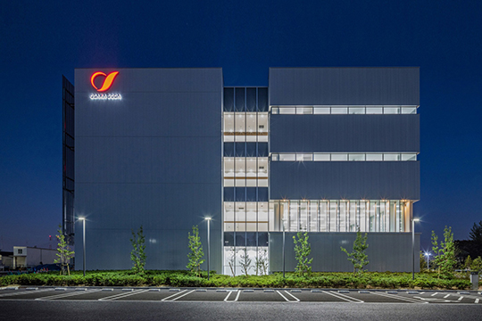 西面外観（夕景）　©(株)伸和