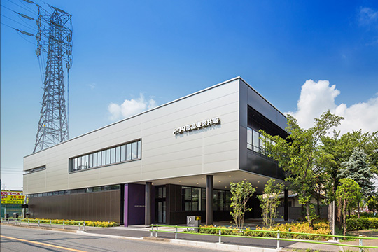 企業イメージを表現した端正でスピード感のあるファサード（北東側外観）　©クドウフォト