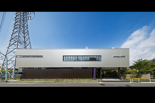 シャープかつ浮遊感のある特徴的なデザイン（東側外観）　©クドウフォト