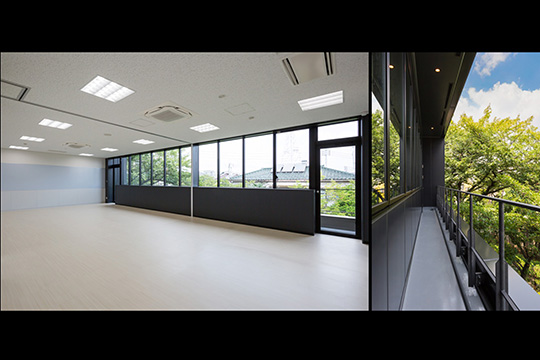 既存桜や区緑道に向かい開かれたバルコニー（食堂）　©クドウフォト