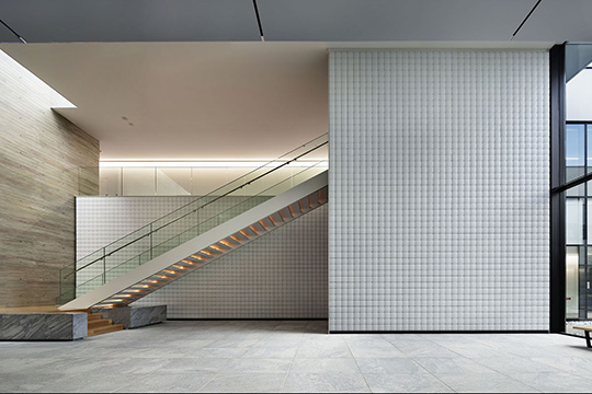 柔らかい表情のヒカリタイル　©伸和/木原慎二