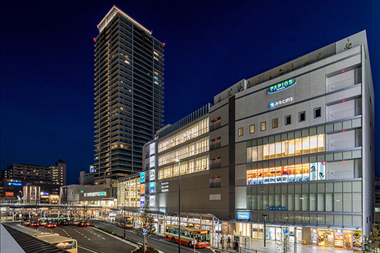北西面外観・駅前広場　夜景　©ナトリ光房