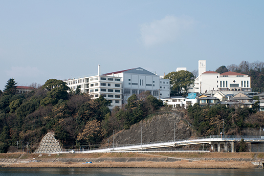 太田川放水路の対岸から見る