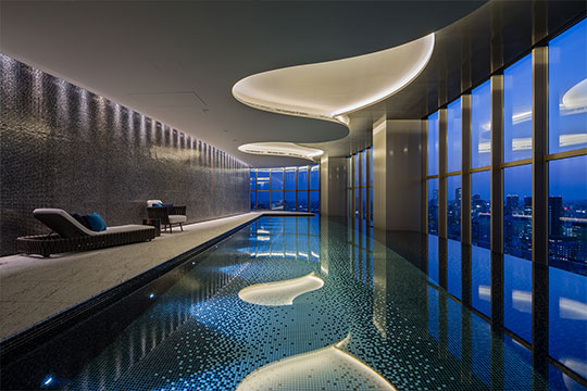 最上階に設けた眺望の良いインフィニティプール　©川澄・小林研二写真事務所