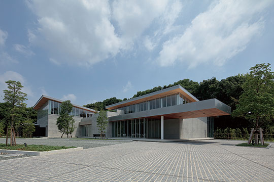 素材感を活かし周辺環境と調和したファサード　©鳥村鋼一