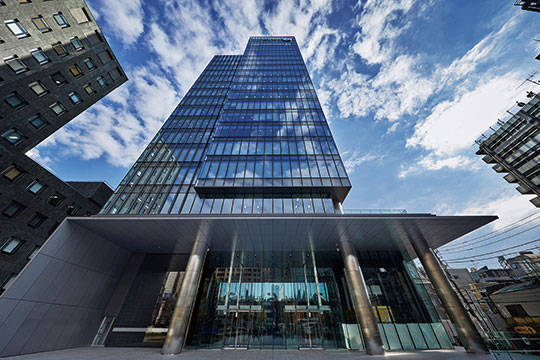 天空へと伸びるタワーと視線が突き抜けるアプローチ