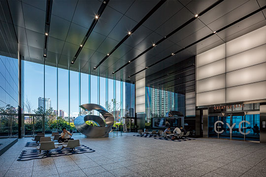 六本木へと視線の抜ける2階レセプション