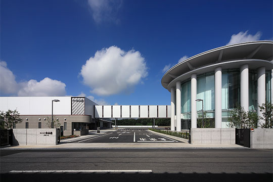 正門からの外観