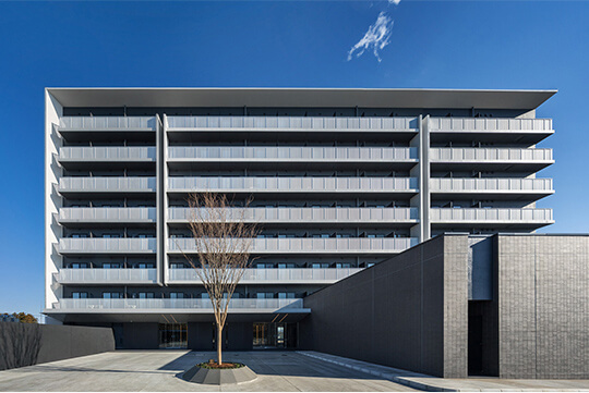 正面からのアプローチ ©川澄・小林研二写真事務所