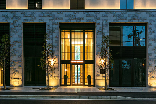 住宅風除室：「深海」がテーマの空間とガラスアート ©川澄・小林写真事務所