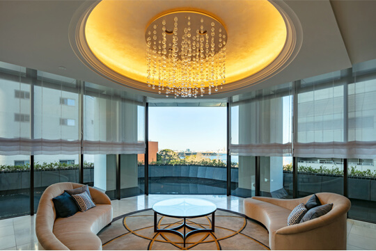 4階住宅エントランス：水盤から海へと繋がる空間 ©川澄・小林写真事務所