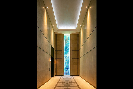 1階住宅風除室ガラスアート：「深海」がテーマ ©川澄・小林写真事務所