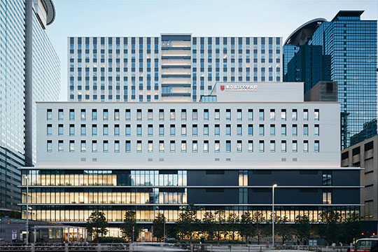 青梅街道より病院全体を眺める  ©千葉顕弥