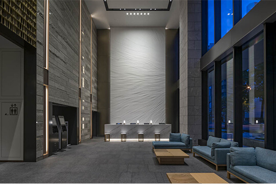 積層された石壁とアイアンワークによる格調高いレセプション ©今田耕太郎