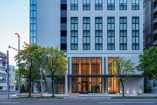 白雪を表現した外観デザインと内包された温かみのあるエントランスロビー ©今田耕太郎