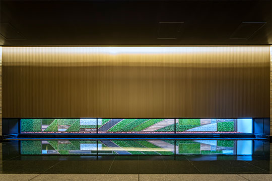 ブラックとブロンズ色を基調とした落ち着きある大浴場 ©今田耕太郎