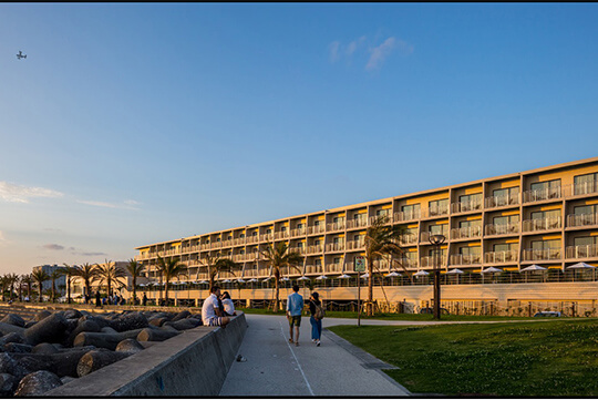 外観夕景（西側） ©川澄・小林健二写真事務所　中村隆