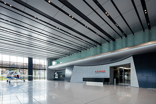 ブルーインパルスを展示するための2層吹き抜けのメインエントランス ©SS東京