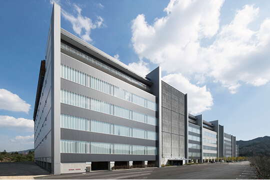 フィン壁による既存工場との一体的な造形デザイン ©株式会社 西日本写房