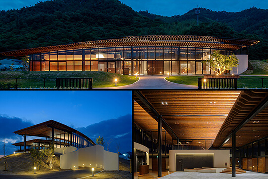 3枚の木造屋根を印象的に浮かび上がらせる照明計画 ©中村啓太郎(建築写)