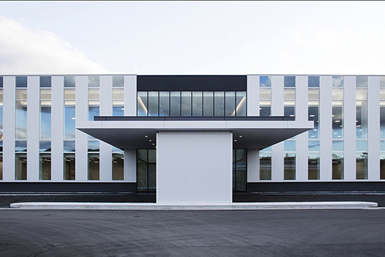 事務棟メインファサード ©株式会社セゾン