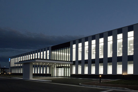 事務棟外観（夜景） ©株式会社セゾン