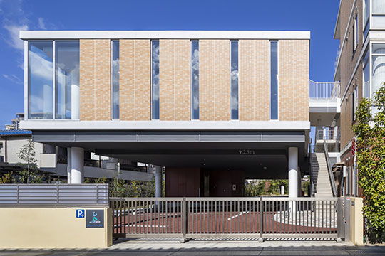 既存建物と同調した水平ラインとコーナー窓（近景）©エスエス大阪