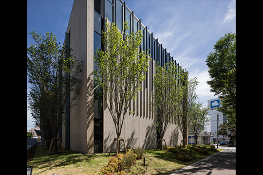 北側ファサード ©井上登