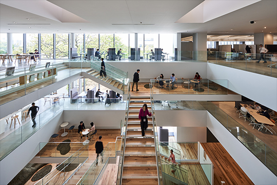 協創のプレートが重なり合うコミュニケーションコリドー中央吹抜。新たな出会いや発見・気付きを誘発。 ©吉村 昌也