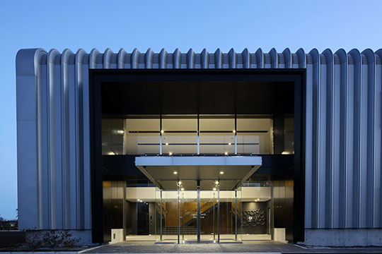 エントランス外観 ©エスエス東京 齋藤 潔