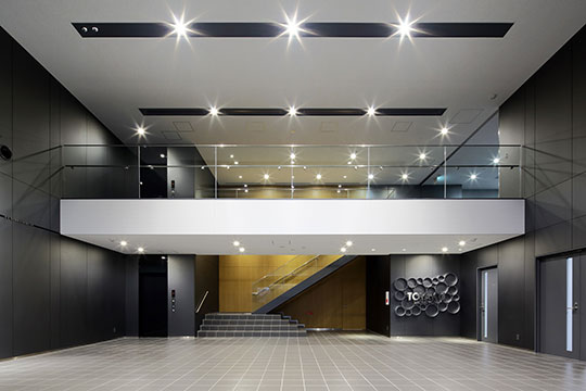 エントランス ©エスエス東京 齋藤 潔