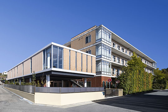 既存建物と同調した水平ラインとコーナー窓（遠景） ©エスエス大阪