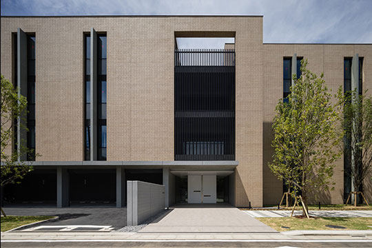 東側エントランス ©井上登