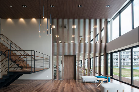 交流の核となるコミュニケーションラウンジ ©西日本写房