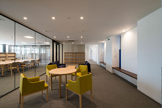 通路と一体化したグループワークコーナー  ©西日本写房