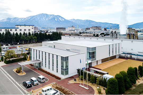 建物全景 既存事務所（手前）との調和を考慮した外観 ©SS大阪支店