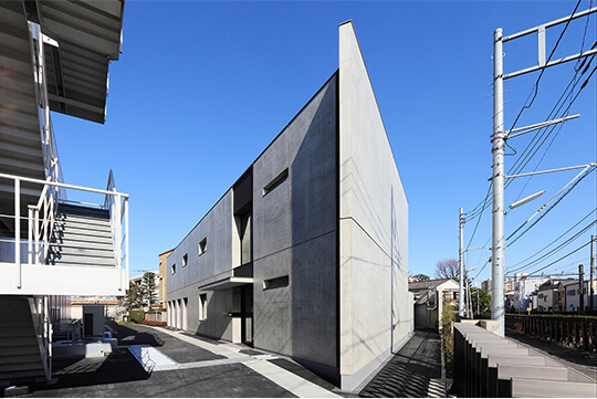 周辺住宅地に配慮した階数削減の設計変更 ©クドウフォト