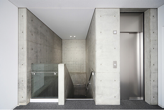 執務空間の「美白」と縦動線の「素材感」が生み出すコントラスト ©クドウフォト