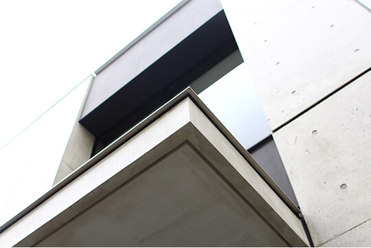 重厚な壁面から跳ね出すシャープなコンクリート庇 ©大林組