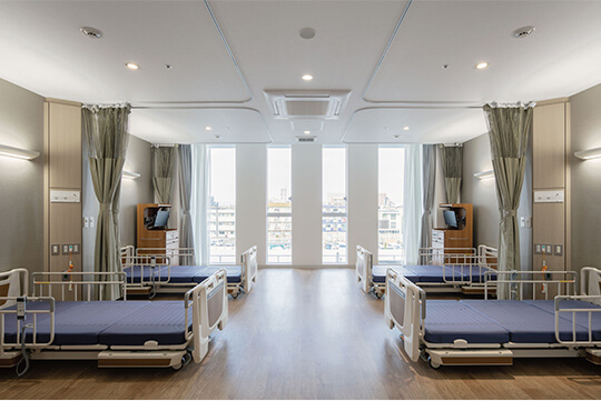 4床室　窓周りのデザインは外観だけでなく、療養病棟のあらゆる室内環境にも寄与 ©エスエス大阪