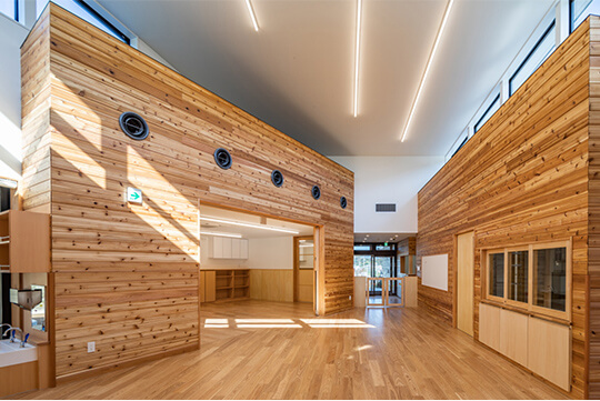 ホール © (株)伸和