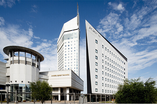 既存クレメントホテルと並ぶ新ホテル ©TEXNE・松下幸司