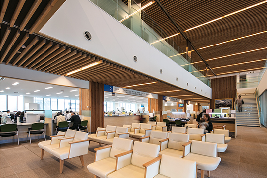 地場産カラマツ材に囲まれたエントランスホール ©川澄・小林写真事務所