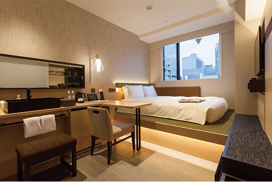 客室｢逆梁採用による窓廻り空間の居住性向上の工夫｣ ©クドウフォト