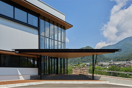 来客エントランス庇 ©山本慶太