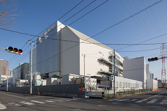 送電線離隔のため削られた斜め屋根をデザインのアクセントに ©クドウフォト