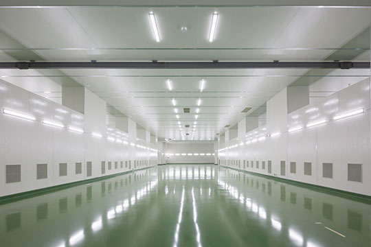 省エネ、快適性、清潔性を工場する置換空調チャンバー ©クドウフォト