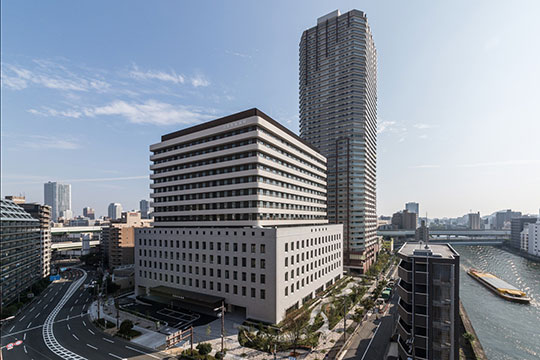 歴史と街をつなぐ新病院ファサード ©(株)伸和